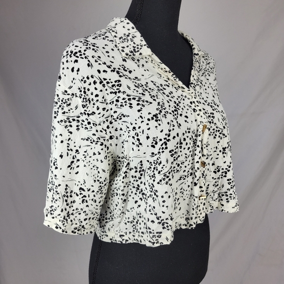 KIRIOUS Monochromatic Animal Print Short Sleeve Cropped Button Down Size XL - Picture 3 of 6